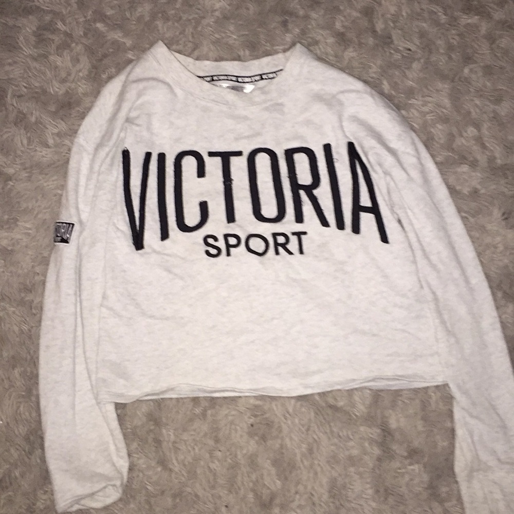 Victoria sport long sleeved crop top .